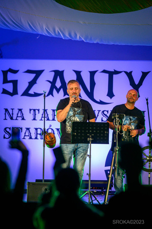 Szanty na Starówce - 26.08.2023 - Występ zespołu West Sailors na scenie tarnowskiego Amfiteatru.