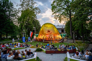 Szanty na Starówce - 26.08.2023 - Publiczność podczas koncertu "Szanty na Starówce", w tle scena.