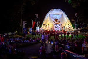 Szanty na Starówce - 26.08.2023 - Publiczność podczas koncertu "Szanty na Starówce".