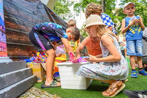 Piknik żeglarski - Dzieci biorą udział w animacjach podczas Pikniku żeglarskiego.