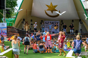 Piknik żeglarski - Zespół Klang na scenie Amfiteatru. Przed sceną bawią się dzieci.