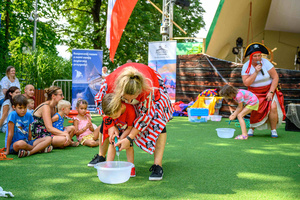 Piknik żeglarski - Dzieci biorą udział w animacjach podczas Pikniku żeglarskiego.