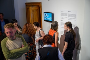 Wystawa: Powroty - Publiczność wernisażu.