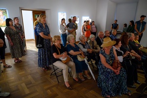 Wystawa: Powroty - Publiczność wernisażu.