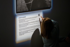 Wystawa: Powroty - Publiczność wernisażu.