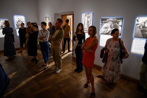 Wystawa: Powroty - Publiczność wernisażu.