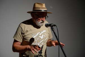 Wystawa: Powroty - Adam Bartosz z Komitetu Opieki na Zabytkami Kultury Żydowskiej podczas przemowy na otwarciu.