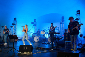 Koncert "Pawel Mazur - Przyjaciele i uczniowie" - Scena tarnowskiego Amfiteatru podczas koncertu.