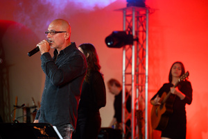 Koncert "Pawel Mazur - Przyjaciele i uczniowie" - Scena tarnowskiego Amfiteatru podczas koncertu. Na pierwszym planie Jerzy Durał.