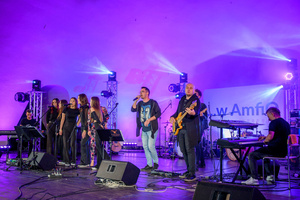 Koncert "Pawel Mazur - Przyjaciele i uczniowie" - Scena tarnowskiego Amfiteatru podczas koncertu Pawła Mazura i zaproszonych gości.