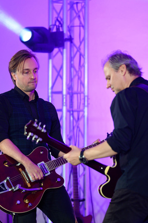 Koncert "Pawel Mazur - Przyjaciele i uczniowie" - Scena tarnowskiego Amfiteatru podczas koncertu. Na pierwszym planie Kamil Juszczyk i Paweł Mazur.