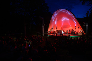 Koncert "Pawel Mazur - Przyjaciele i uczniowie" - Scena tarnowskiego Amfiteatru podczas koncertu Pawła Mazura i zaproszonych gości.