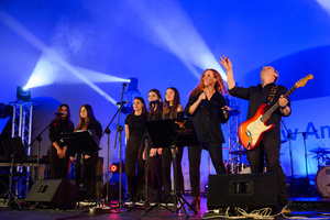 Koncert "Pawel Mazur - Przyjaciele i uczniowie" - Scena tarnowskiego Amfiteatru podczas koncertu. Na pierwszym planie Magdalena Stalmach, Paweł Mazur.