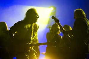 Koncert "Pawel Mazur - Przyjaciele i uczniowie" - Scena tarnowskiego Amfiteatru podczas koncertu. Na pierwszym planie Wojtek Klich i Paweł Mazur.