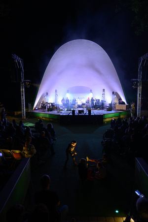 Koncert "Pawel Mazur - Przyjaciele i uczniowie" - Scena tarnowskiego Amfiteatru podczas koncertu Pawła Mazura i zaproszonych gości.