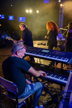 Koncert "Pawel Mazur - Przyjaciele i uczniowie" - Scena tarnowskiego Amfiteatru podczas koncertu.