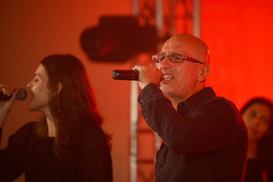 Koncert "Pawel Mazur - Przyjaciele i uczniowie" - Scena tarnowskiego Amfiteatru podczas koncertu. Na pierwszym planie Jerzy Durał.