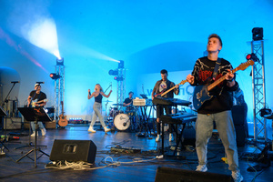 Koncert "Pawel Mazur - Przyjaciele i uczniowie" - Scena tarnowskiego Amfiteatru podczas koncertu.