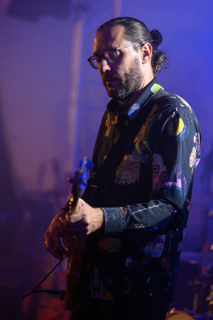 Koncert "Pawel Mazur - Przyjaciele i uczniowie" - Scena tarnowskiego Amfiteatru podczas koncertu. Na pierwszym planie Jerzy Drobot.