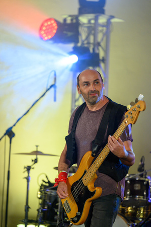 Koncert "Pawel Mazur - Przyjaciele i uczniowie" - Scena tarnowskiego Amfiteatru podczas koncertu. Na pierwszym planie Mariusz Budzik.