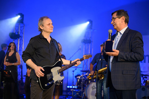 Koncert "Pawel Mazur - Przyjaciele i uczniowie" - Na scenie Prezydent Tarnowa Roman Ciepiela wręcza wyróżnienie Pawłowi Mazurowi.