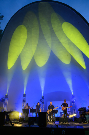Koncert "Pawel Mazur - Przyjaciele i uczniowie" - Scena tarnowskiego Amfiteatru podczas koncertu Pawła Mazura i zaproszonych gości.