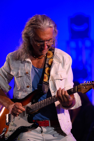 Koncert "Pawel Mazur - Przyjaciele i uczniowie" - Scena tarnowskiego Amfiteatru podczas koncertu. Na pierwszym planie Wojtek Klich.