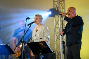 Koncert "Pawel Mazur - Przyjaciele i uczniowie" - Scena tarnowskiego Amfiteatru podczas koncertu.