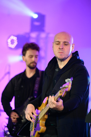 Koncert "Pawel Mazur - Przyjaciele i uczniowie" - Scena tarnowskiego Amfiteatru podczas koncertu Pawła Mazura i zaproszonych gości. Na pierwszym planie Grzegorz Nosek.