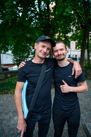 Koncert "Pawel Mazur - Przyjaciele i uczniowie" - Muzycy oczekujący na występ w Amfiteatrze - Andrzej Połeć z synem Danielem.