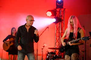 Koncert "Pawel Mazur - Przyjaciele i uczniowie" - Scena tarnowskiego Amfiteatru podczas koncertu. Na pierwszym planie Jerzy Durał, wokalista Ziyo,