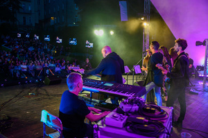 Koncert "Pawel Mazur - Przyjaciele i uczniowie" - Scena tarnowskiego Amfiteatru podczas koncertu Pawła Mazura i zaproszonych gości.