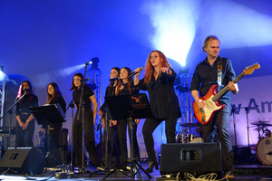 Koncert "Pawel Mazur - Przyjaciele i uczniowie" - Scena tarnowskiego Amfiteatru podczas koncertu. Na pierwszym planie Magdalena Stalmach, Paweł Mazur.