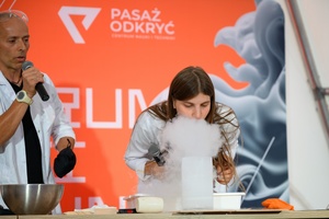 Festiwal Nauki i Techniki - Dzień I - pokazy naukowe z wykorzystaniem ciekłego azotu w Strefie Nauki i Techniki - Rynek