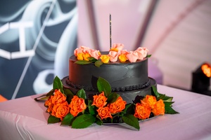 Festiwal Nauki i Techniki - Dzień I - tort urodzinowy na jubileusz pierwszego roku działalności Pasażu Odkryć