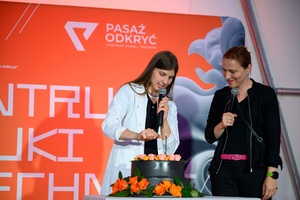 Festiwal Nauki i Techniki - Dzień I - tort urodzinowy na jubileusz pierwszego roku działalności Pasażu Odkryć