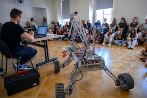 Festiwal Nauki i Techniki - Dzień I - prezentacja łazika marsjańskiego w Pasażu Odkryć