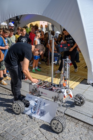Festiwal Nauki i Techniki - Dzień I - prezentacja łazika marsjańskiego w Strefie Nauki i Techniki - Rynek