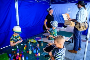 Festiwal Nauki i Techniki - Dzień II - mali naukowcy w namiotach Strefy Nauki i Techniki