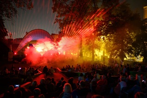 Festiwal Nauki i Techniki - Dzień II - pokaz laserowy na finał Festiwalu Nauki i Techniki w Amfiteatrze