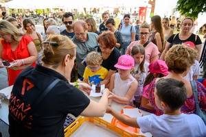 Festiwal Nauki i Techniki - Dzień II - tort urodzinowy dla publiczności zebranej na Rynku