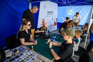 Festiwal Nauki i Techniki - Dzień II - mali naukowcy w namiotach Strefy Nauki i Techniki