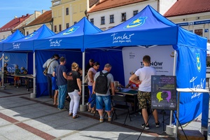 Festiwal Nauki i Techniki - Dzień II - mali naukowcy w namiotach Strefy Nauki i Techniki