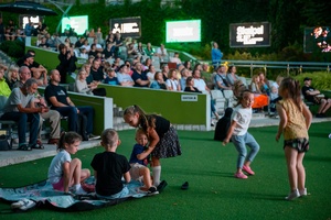 Festiwal Nauki i Techniki - Dzień II - publiczność podczas koncertu duetu Skalpel w Amfiteatrze