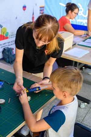 Festiwal Nauki i Techniki - Dzień II - mali naukowcy w namiotach Strefy Nauki i Techniki