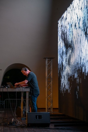 Festiwal Nauki i Techniki - Dzień II - koncert duetu Skalpel z wizaulizacjami w tle w Amfiteatrze