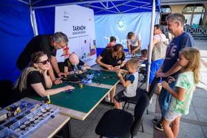 Festiwal Nauki i Techniki - Dzień II - mali naukowcy w namiotach Strefy Nauki i Techniki