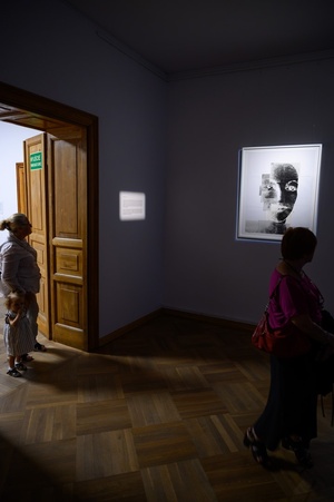 Wystawa: Tańcząc ze światłem - Publiczność wernisażu oglądająca fotografie.