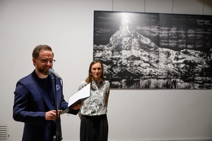 Wystawa: Tańcząc ze światłem - Przemowa podczas otwarcia wystawy Marcina Dąbka i obok autorka Michalina Hendrys.