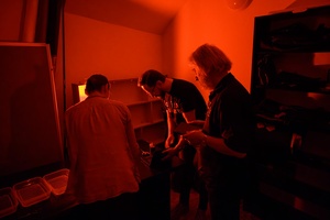 Warsztaty fotografii otworkowej - Ładowanie papieru fotograficznego do aparatów otworkowych w ciemni.